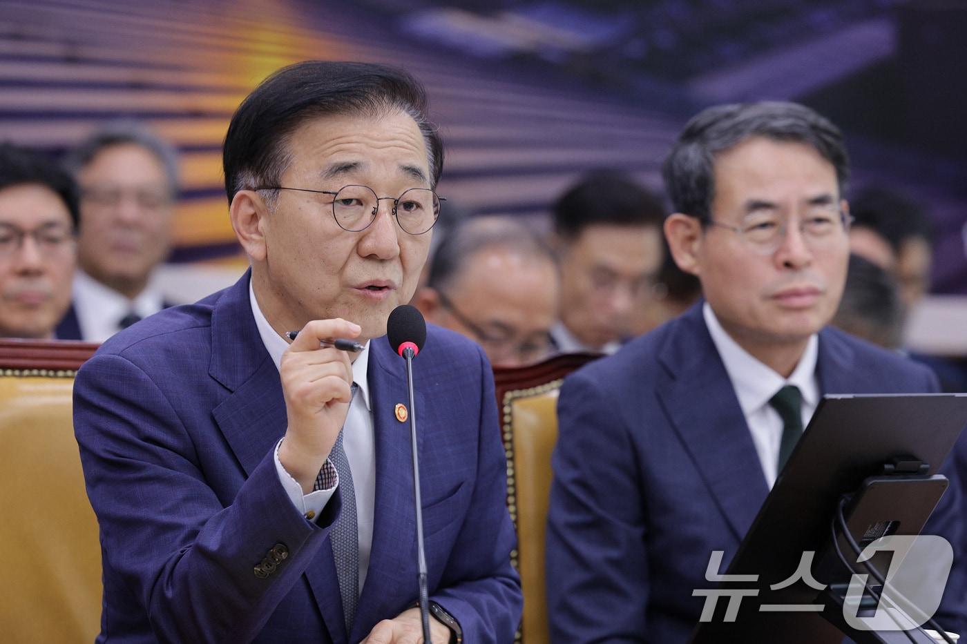 김윤덕 국토교통부 장관이 13일 서울 여의도 국회 국토교통위원회에서 열린 국토교통부 등에 대한 국정감사에서 의원 질의에 답변하고 있다. 2025.10.13/뉴스1 ⓒ News1 신웅수 기자