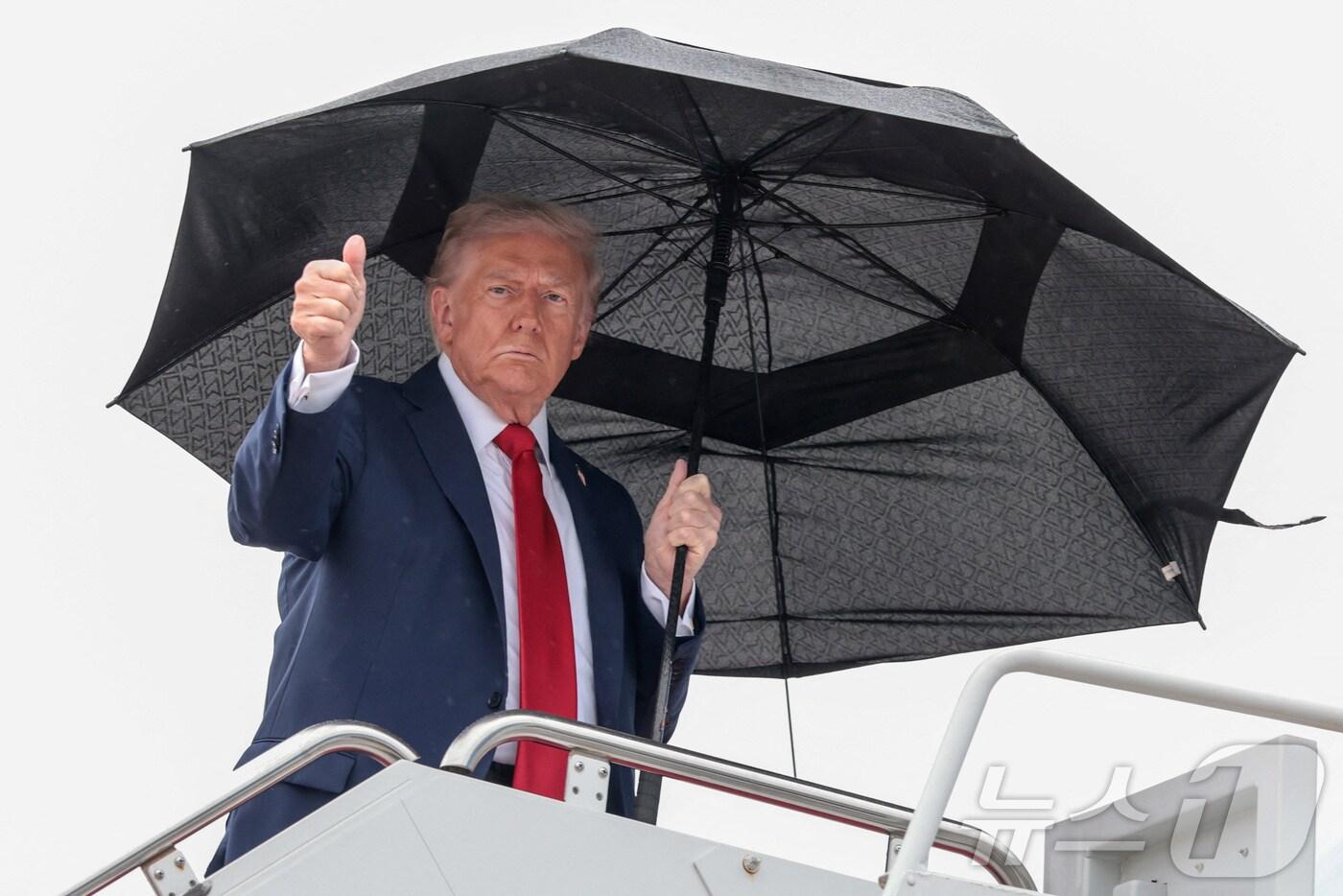 도널드 트럼프 미국 대통령이 12일&#40;현지시간&#41; 미국 메릴랜드주 앤드루스 합동기지에서 이스라엘로 향하기 위해 전용기 에어포스원에 탑승하며 엄지손가락을 들어 보이고 있다. 2025.10.12. ⓒ 로이터=뉴스1 ⓒ News1 윤다정 기자