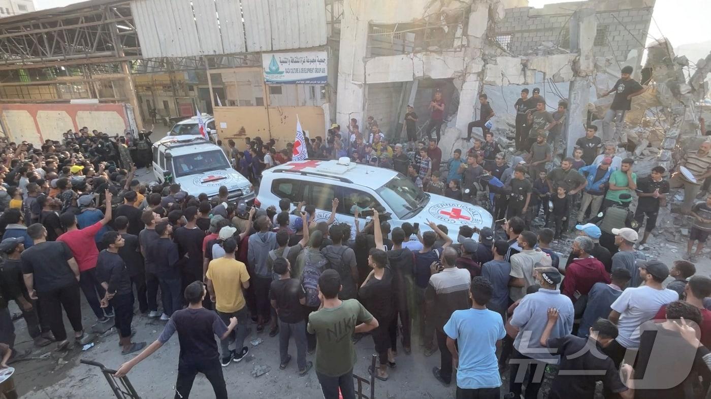 적십자 차량이 팔레스타인 무장정파 하마스가 석방한 이스라엘 인질들을 이송하고 있다. 2025.10.13./뉴스1 ⓒ 로이터=뉴스1 ⓒ News1 이창규 기자