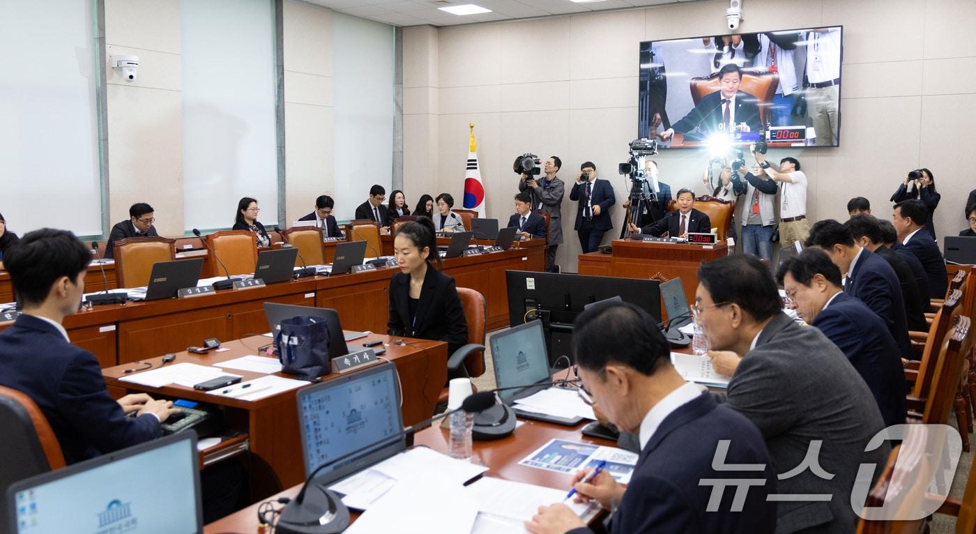 13일 서울 여의도 국회에서 열린 산업통상자원중소벤처기업위원회 국정감사에서 이철규 위원장이 의상봉을 두드리고 있다. 2025.10.13/뉴스1 ⓒ News1 이승배 기자