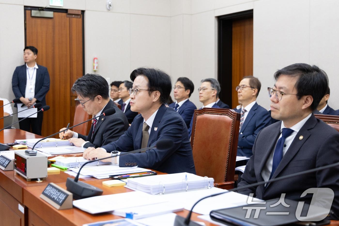 김정관 산업통상자원부 장관이 13일 서울 여의도 국회에서 열린 산업통상자원중소벤처기업위원회 국정감사에 출석해 의원 질의에 답변하고 있다. 2025.10.13/뉴스1 ⓒ News1 이승배 기자