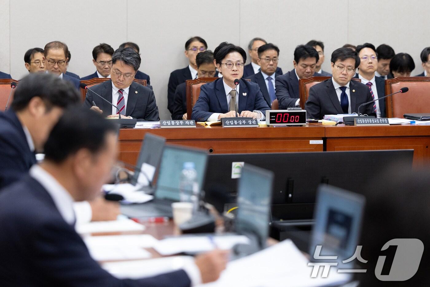 김정관 산업통상자원부 장관이 13일 서울 여의도 국회에서 열린 산업통상자원중소벤처기업위원회 국정감사에 출석해 의원 질의에 답변하고 있다. 2025.10.13/뉴스1 ⓒ News1 이승배 기자