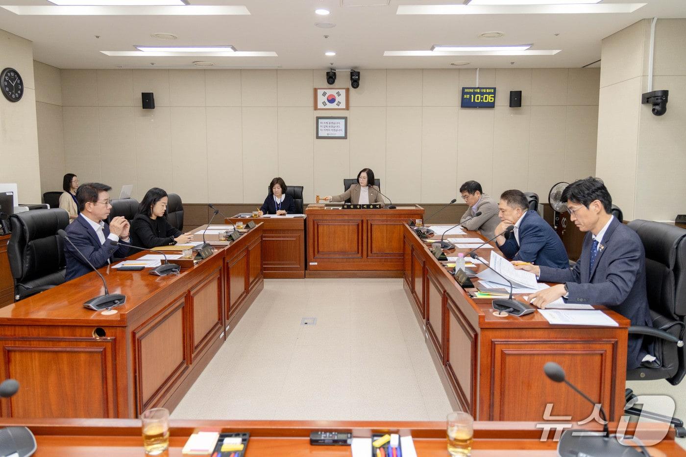 13일 열린 용인시의회 의회운영위원회 회의 모습.&#40;시의회 제공&#41;