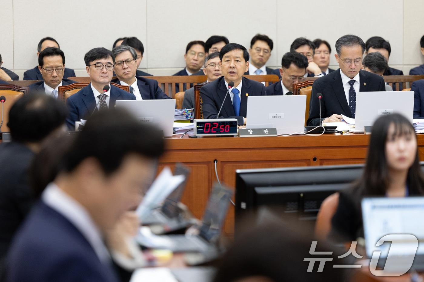 구윤철 경제부총리 겸 기획재정부 장관이 13일 서울 여의도 국회에서 열린 기획재정위원회 국정감사에 출석해 의원 질의에 답변하고 있다. 2025.10.13/뉴스1 ⓒ News1 이승배 기자