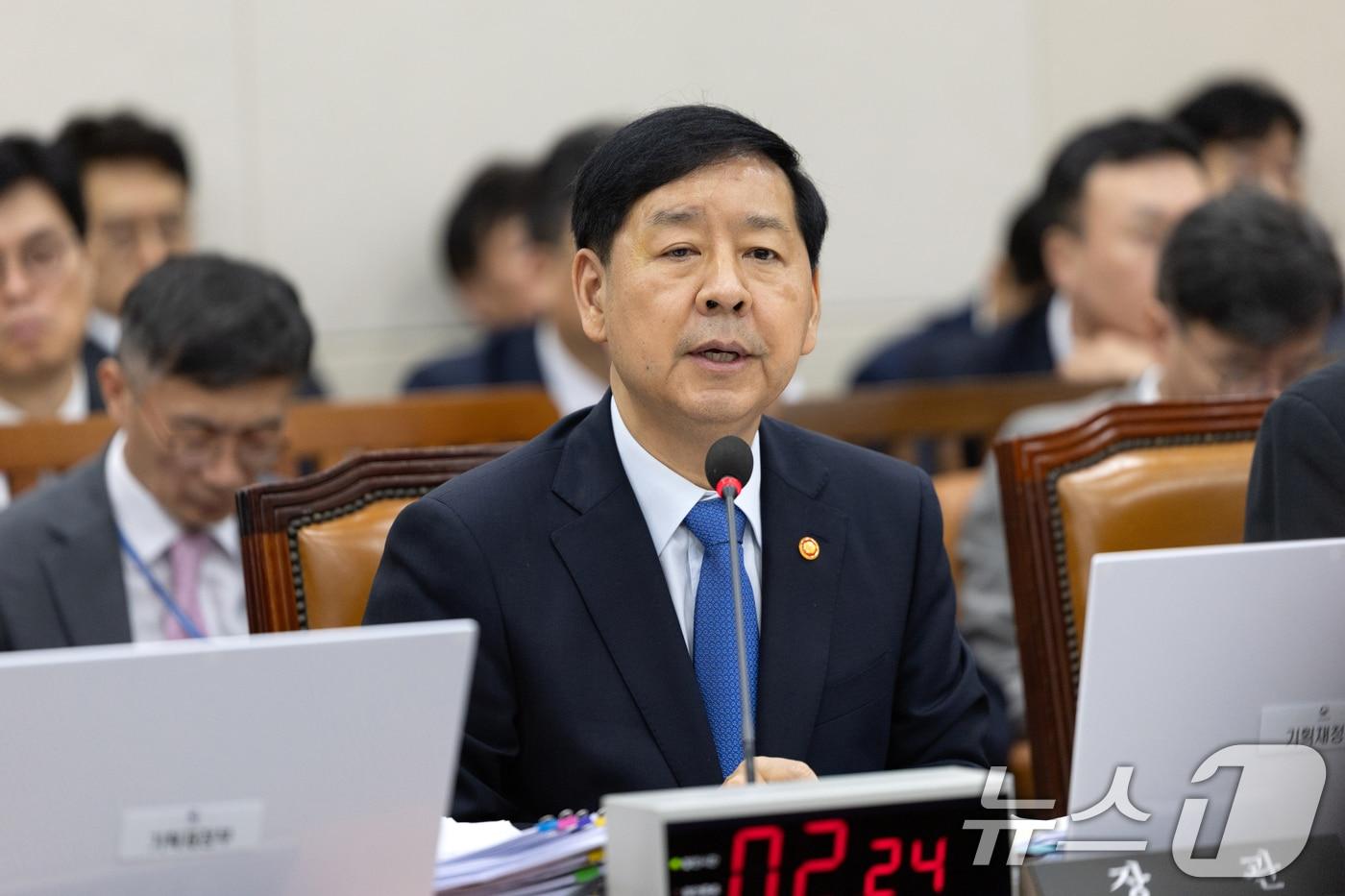 구윤철 경제부총리 겸 기획재정부 장관이 13일 서울 여의도 국회에서 열린 기획재정위원회 국정감사에 출석해 의원 질의에 답변하고 있다. 2025.10.13/뉴스1 ⓒ News1 이승배 기자