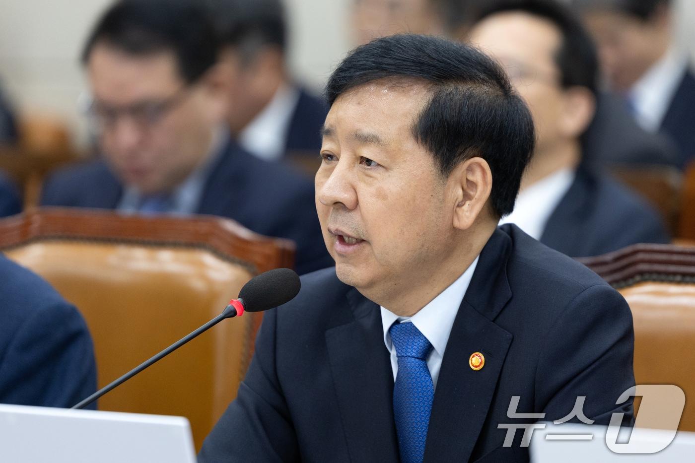 구윤철 경제부총리 겸 기획재정부 장관이 13일 서울 여의도 국회에서 열린 기획재정위원회 국정감사에 출석해 의원 질의에 답변하고 있다. 2025.10.13/뉴스1 ⓒ News1 이승배 기자