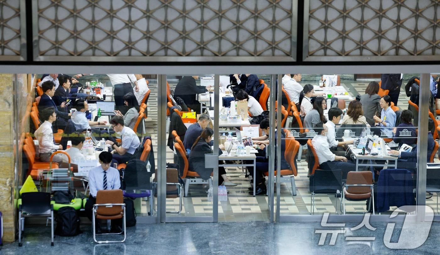 본문 이미지 - 지난해 국정감사 당시 서울 여의도 국회에서 상임위원회별 피감기관 관계자들이 대기하는 모습. ⓒ 뉴스1 안은나 기자