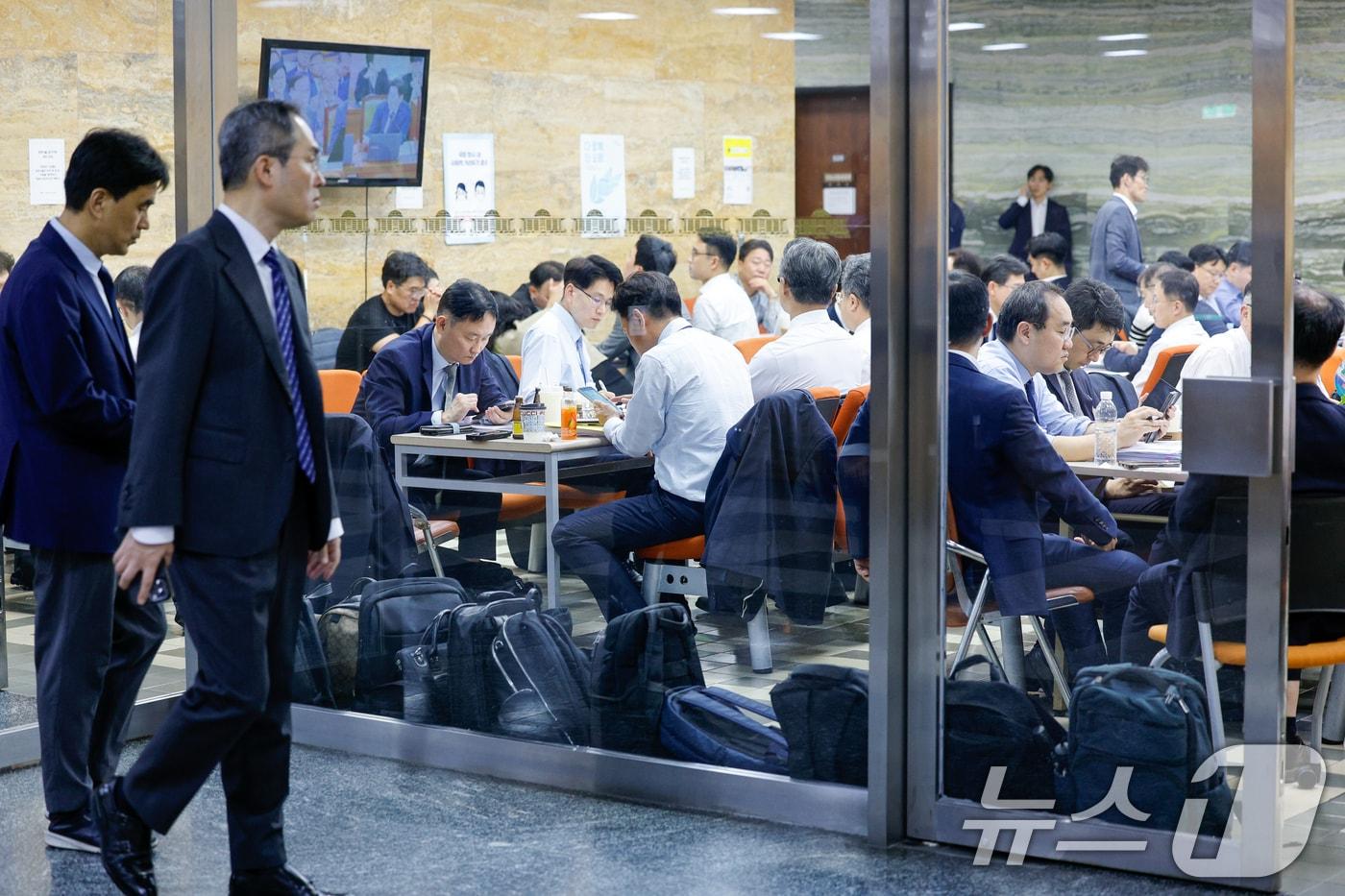 이재명 정부 첫 국정감사가 시작된 지난 13일 서울 여의도 국회에서 상임위원회별 피감기관 관계자들이 대기하고 있다. 2025.10.13/뉴스1 ⓒ News1 안은나 기자