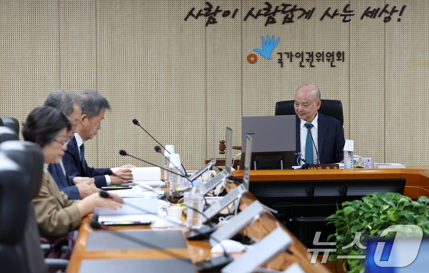 안창호 국가인권위원장이 13일 오후 서울 중구 국가인권위원회에서 열린 제18차 전원위원회를 주재하며 의사봉을 두드리고 있다. 2025.10.13/뉴스1 ⓒ News1 오대일 기자