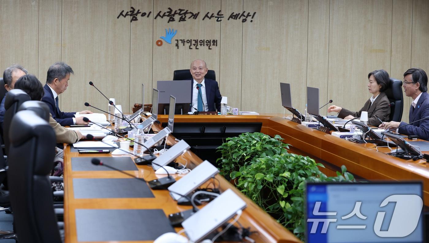 안창호 국가인권위원장이 13일 오후 서울 중구 국가인권위원회에서 열린 제18차 전원위원회를 주재하고 있다. 2025.10.13/뉴스1 ⓒ News1 오대일 기자