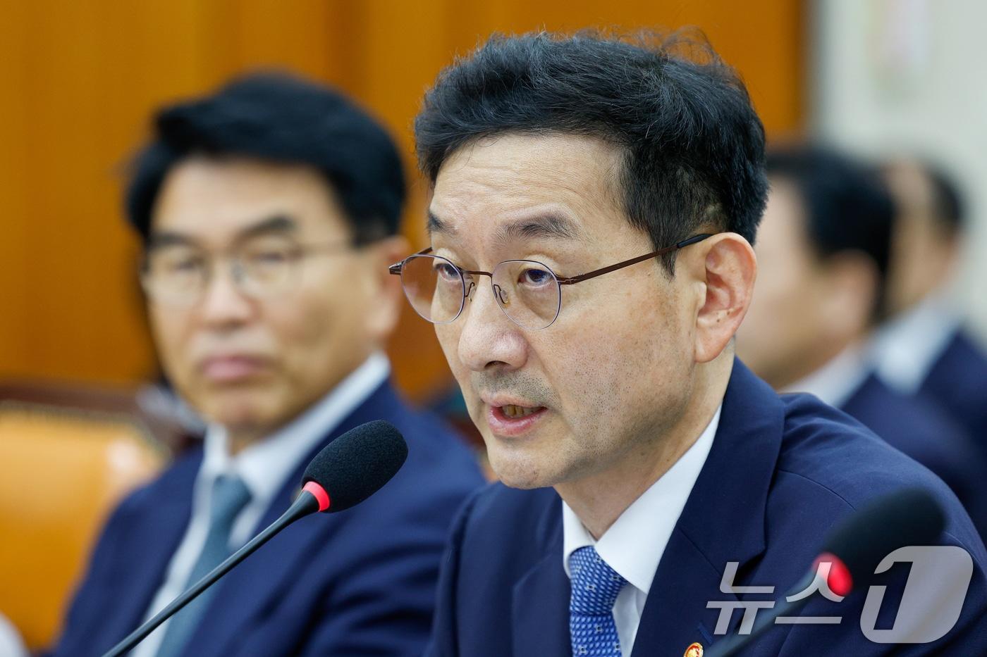 윤창렬 국무조정실장이 13일 서울 여의도 국회에서 열린 정무위원회 국정감사에 출석해 박찬대 의원 질의에 답하고 있다. 2025.10.13/뉴스1 ⓒ News1 안은나 기자