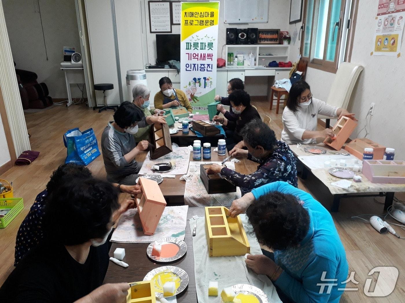 본문 이미지 - 부안군 치매안심센터가 기억키움 프로그램을 운영하고 있다.&#40;부안군 제공. 재판매 및 DB금지&#41;