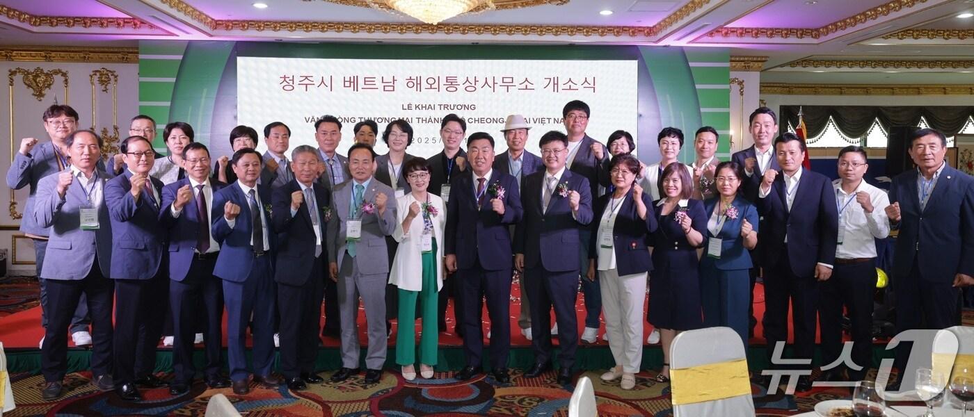 충북 청주시, 청주시의회 등 관계자들이 13일 베트남 하노이에서 열린 해외통상사무소를 개소식에서 기념 촬영을 하고 있다.(청주시 제공. 재판매 및 DB금지)/뉴스1