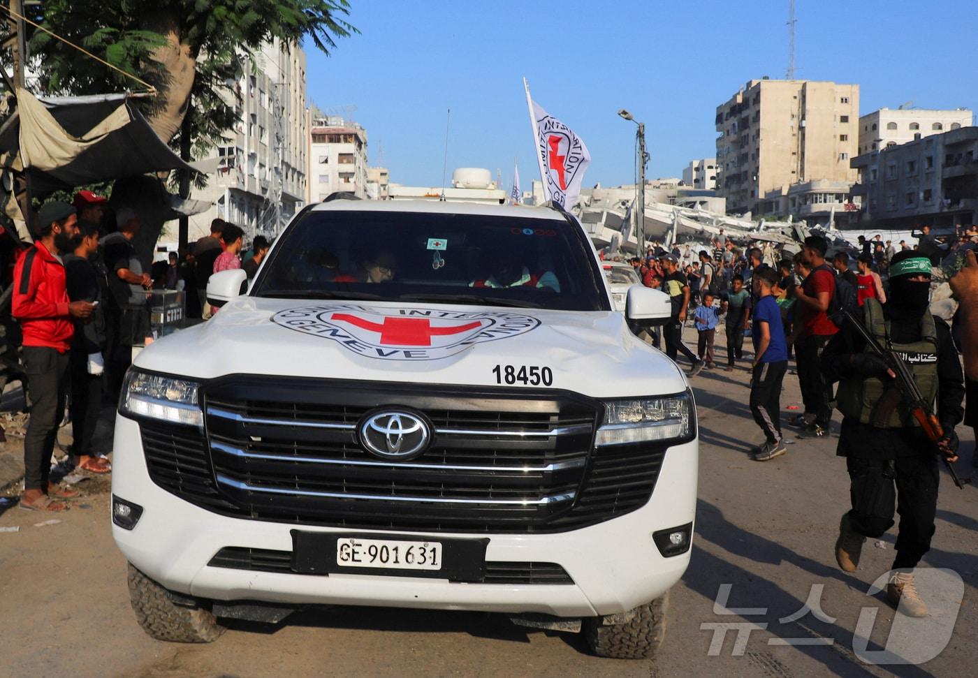 적십자 차량이 13일&#40;현지시간&#41; 가자지구에 억류되어 있던 인질을 인도받은 뒤 이송하고 있다. 2025.10.13./뉴스1 ⓒ 로이터=뉴스1 ⓒ News1 이창규 기자