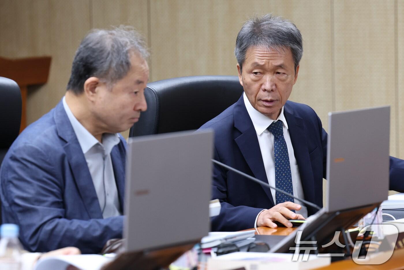 13일 오후 서울 중구 국가인권위원회에서 열린 제18차 전원위원회에서 김용원 상임위원&#40;오른쪽&#41;과 한석훈 비상임위원이 대화하고 있다. 2025.10.13/뉴스1 ⓒ News1 오대일 기자