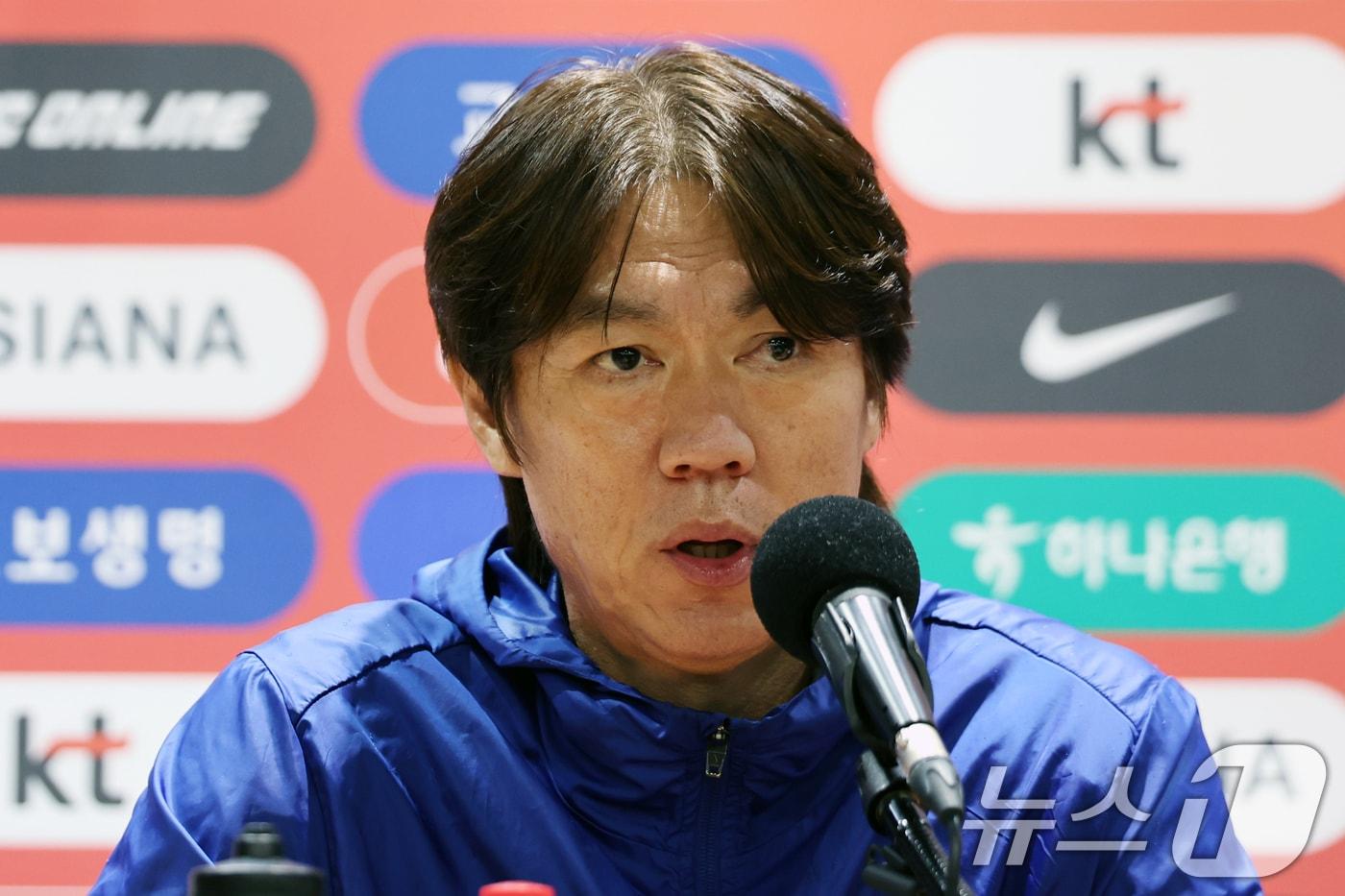 대한민국 남자 축구 국가대표팀 홍명보 감독이 13일 오후 경기도 고양시 일산서구 고양종합운동장 기자회견실에서 인터뷰를 하고 있다. 축구대표팀은 오는 14일 오후 8시 서울월드컵경기장에서 파라과이와 평가전을 치른다. 2025.10.13/뉴스1 ⓒ News1 황기선 기자