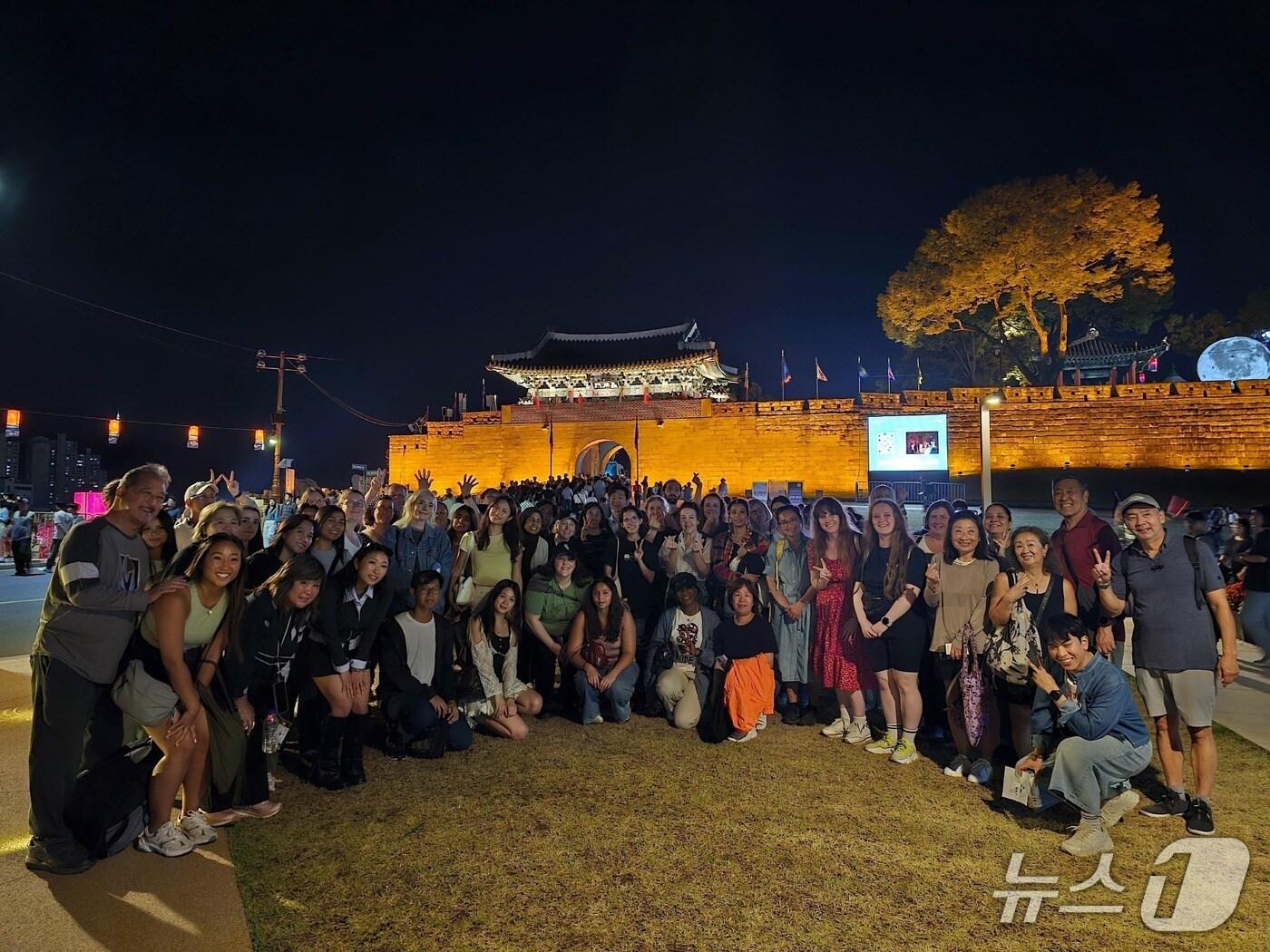 본문 이미지 - 진주성을 방문한 외국인 관광객들&#40;진주시 제공. 재판매 및 DB금지&#41;.