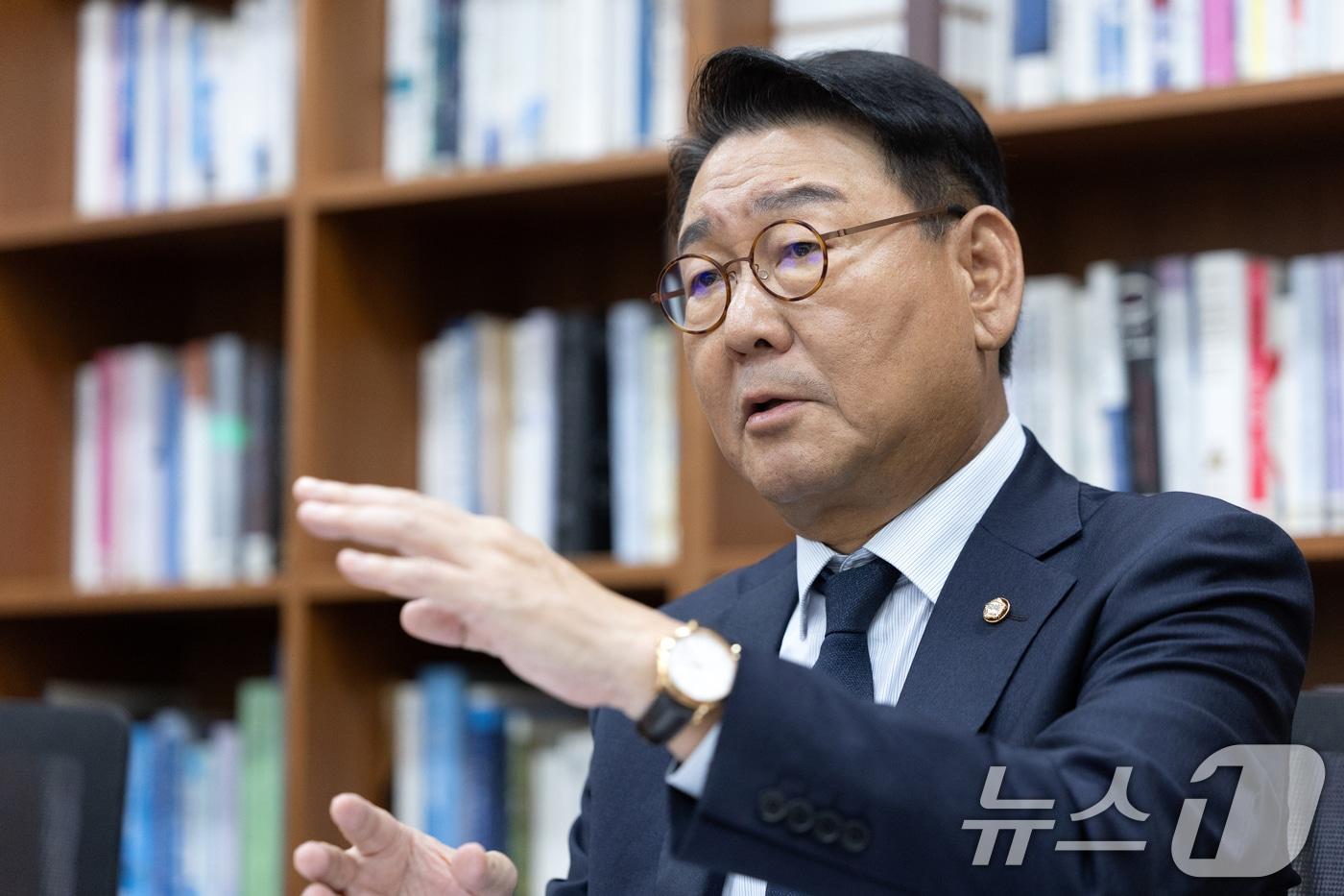 김교흥 국회 문화체육관광위원장이 13일 서울 여의도 국회에서 뉴스1과 인터뷰하고 있다. ⓒ News1 이승배 기자