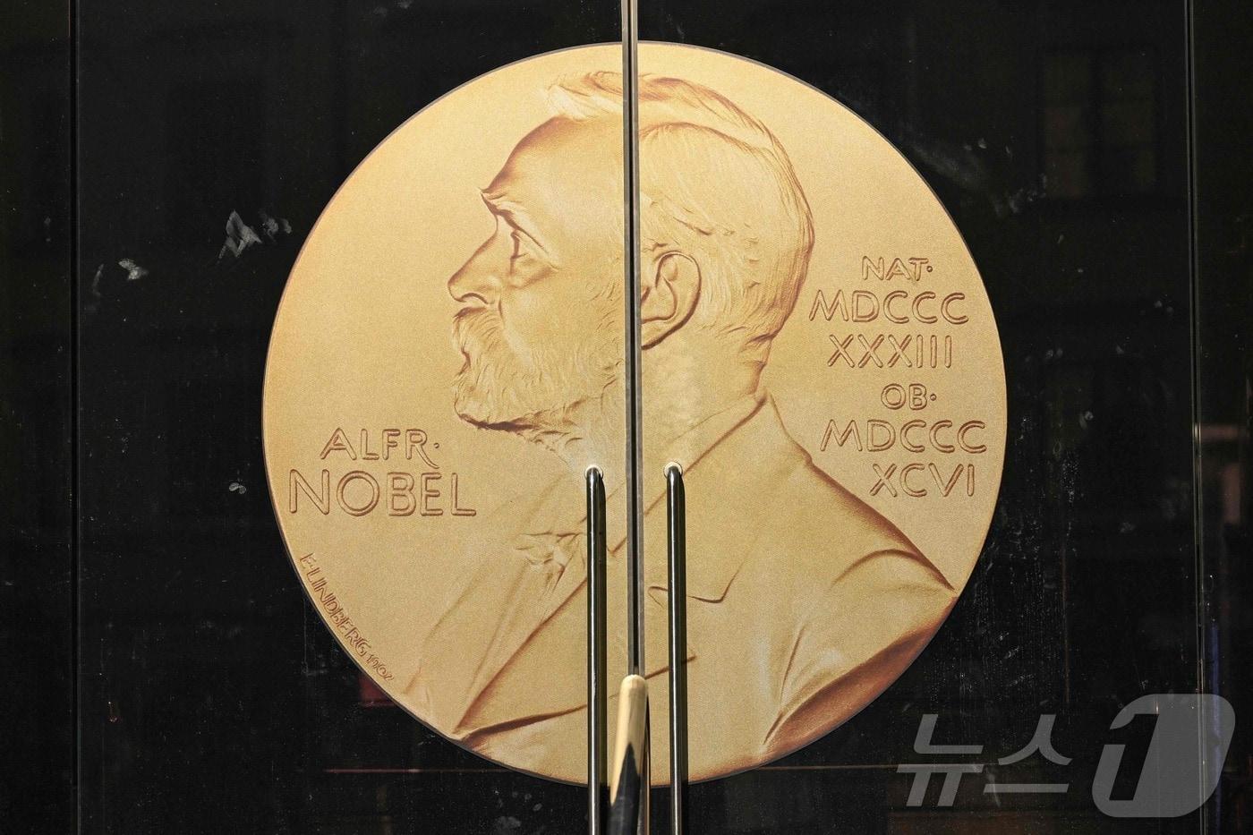 지난 9일&#40;현지시간&#41; 스웨덴 스톡홀름 스웨덴 아카데미에서 2025년 노벨 문학상 시상식을 앞두고 스웨덴 아카데미 문에 햇살이 비치고 있다. 2025.10.09. ⓒ News1 이정환 기자 ⓒ AFP=뉴스1
