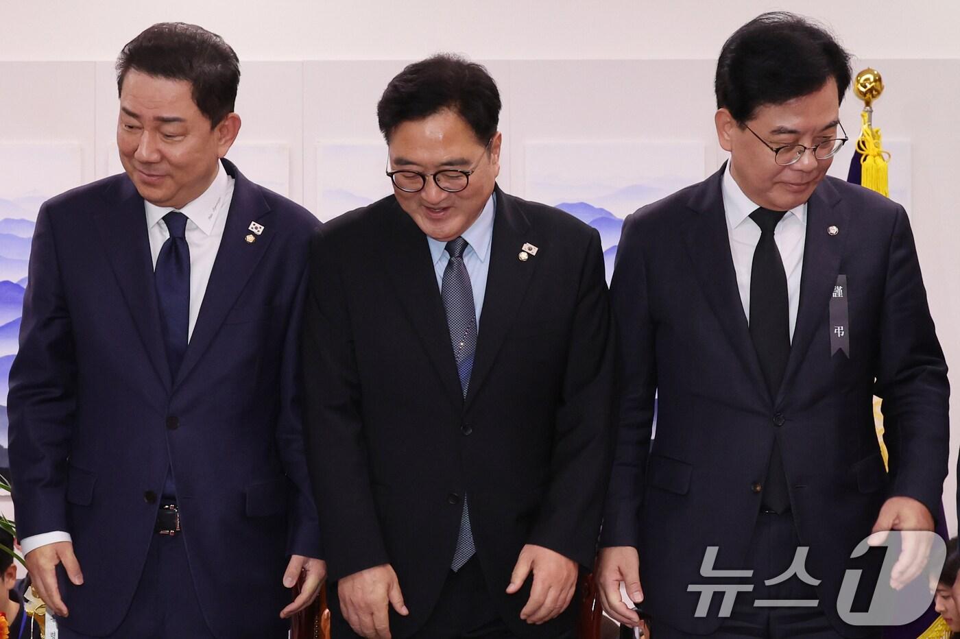 본문 이미지 - 우원식 국회의장이 지난 10월 13일 서울 여의도 국회의장 집무실에서 여야 원내대표와 회동을 하기 앞서 더불어민주당 김병기, 국민의힘 송언석 원내대표와 기념 촬영을 마친 뒤 자리로 향하고 있다. (공동취재) 2025.10.13/뉴스1 ⓒ News1 유승관 기자