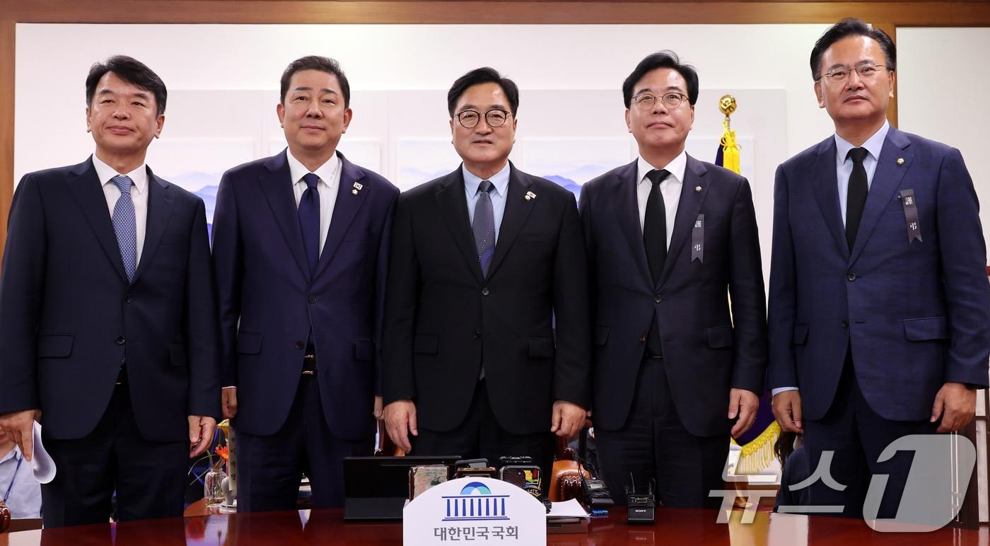 우원식 국회의장과 여야 원내대표가 지난 10월 13일 서울 여의도 국회에서 국회의장 주재 여야 원내대표 회동에 앞서 기념 촬영을 하고 있다. 왼쪽부터 더불어민주당 문진석 원내운영수석부대표·김병기 원내대표, 우 의장, 국민의힘 송언석 원내대표·유상범 원내운영수석부대표. &#40;공동취재&#41; 2025.10.13/뉴스1 ⓒ News1 유승관 기자