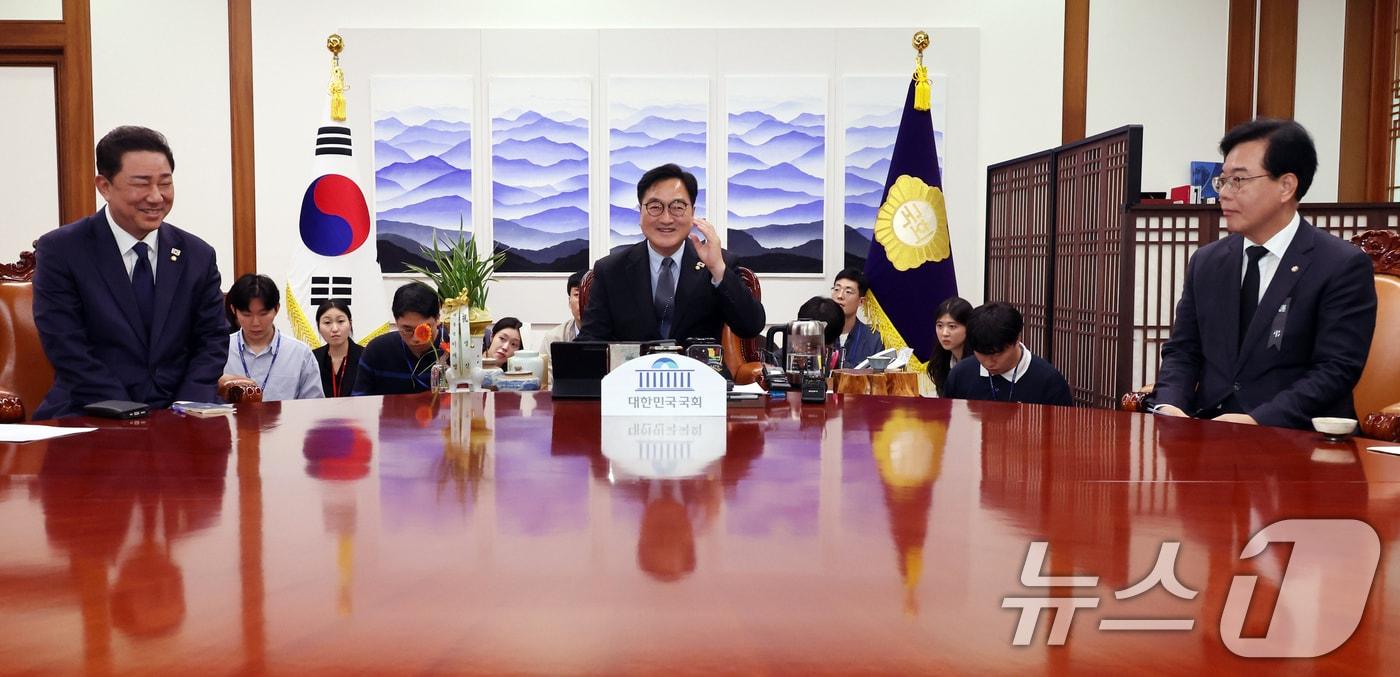 우원식 국회의장이 지난 10월13일 서울 여의도 국회의장 집무실에서 더불어민주당 김병기 원내대표, 국민의힘 송언석 원내대표와 대화하고 있다. &#40;공동취재&#41; 2025.10.13/뉴스1 ⓒ News1 유승관 기자