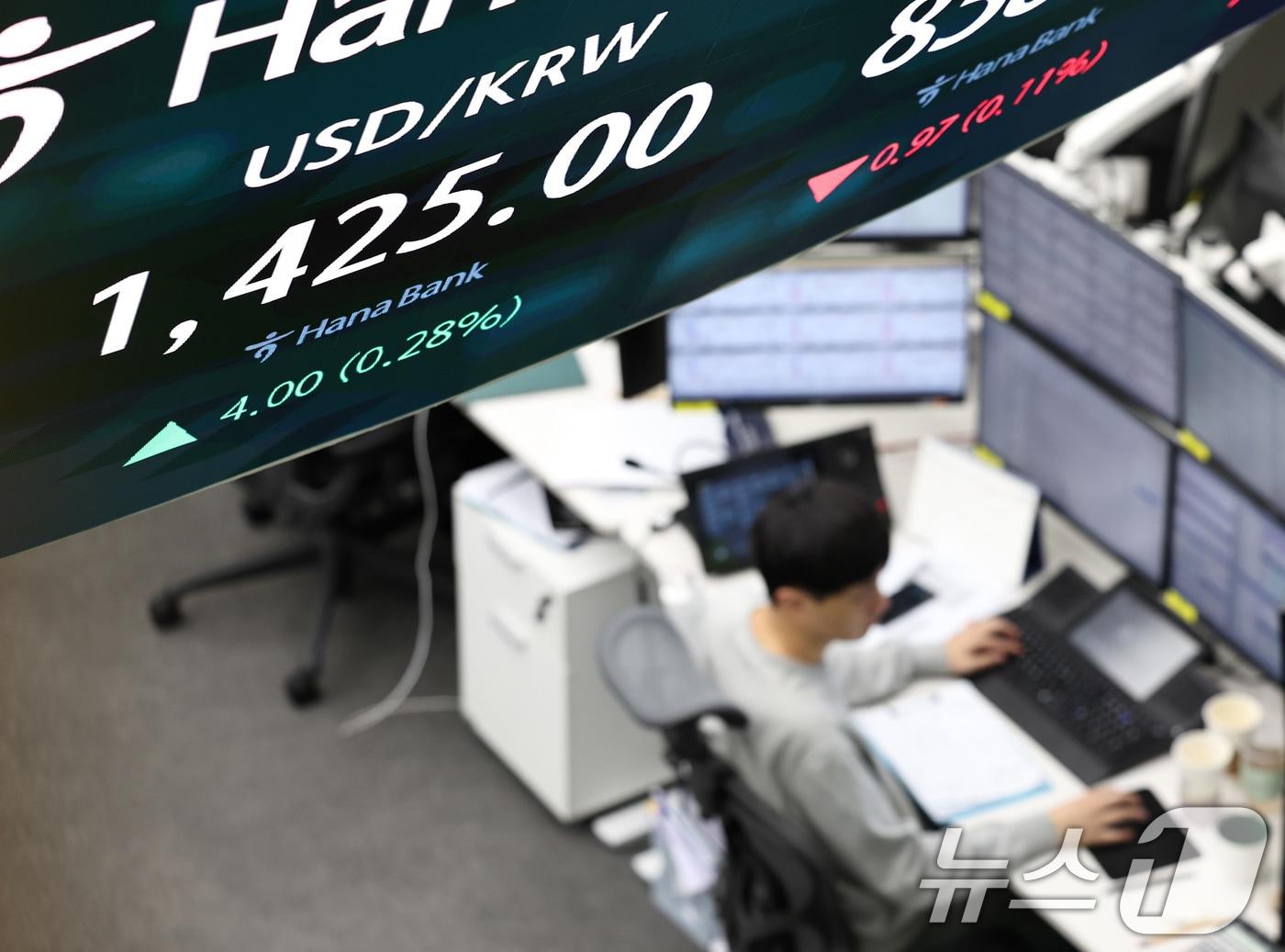 본문 이미지 - 13일 오후 서울 중구 하나은행 딜링룸 전광판에 원달러환율이 1425원을 나타내고 있다. 2025.10.13/뉴스1 ⓒ News1 구윤성 기자