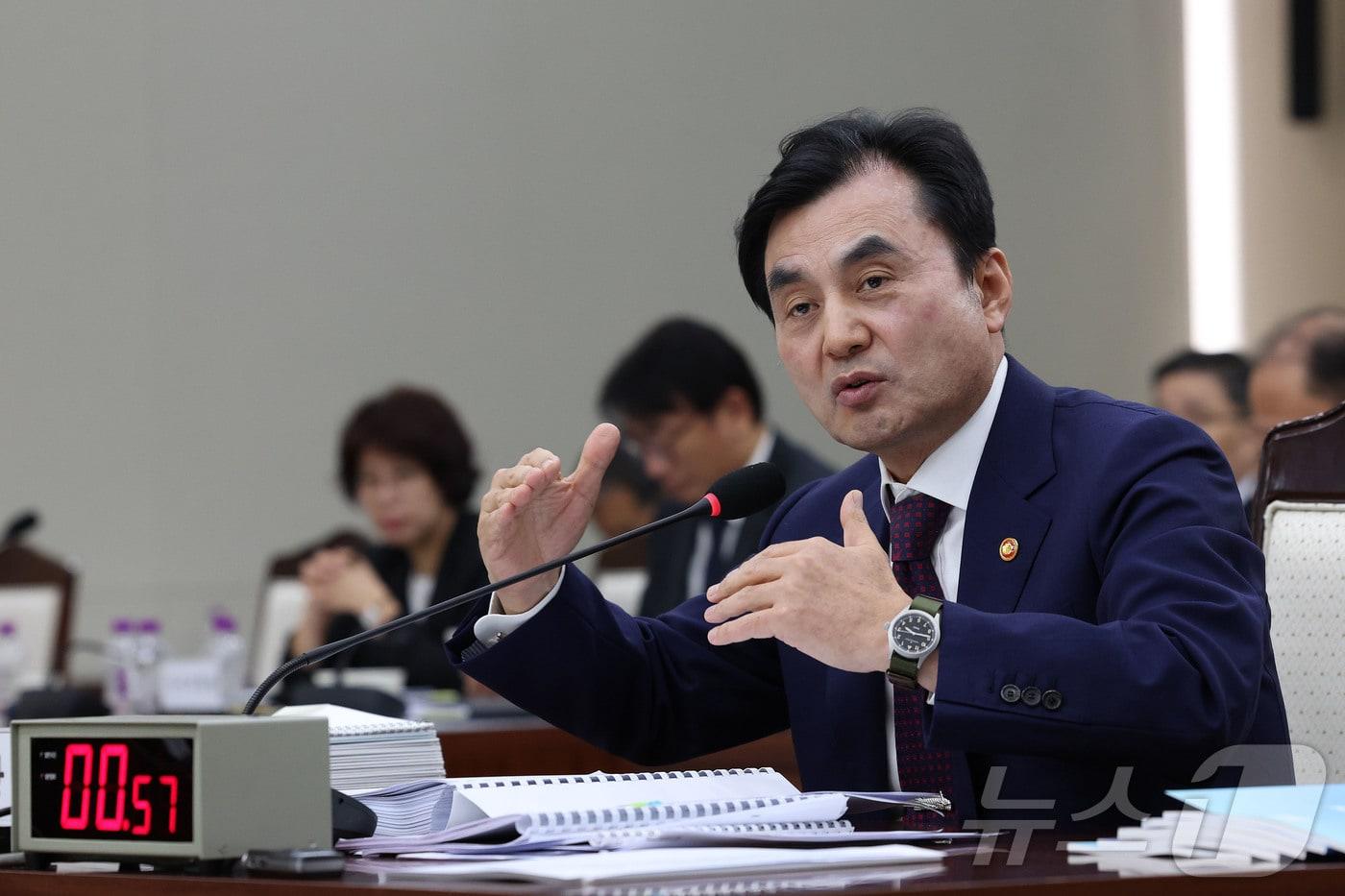 이재명 정부 첫 국정감사가 시작된 13일 오후 서울 용산구 국방부 청사에서 열린 2025 국방부 국정감사에서 안규백 국방부 장관이 의원들의 질의에 답변하고 있다. 2025.10.13/뉴스1 ⓒ News1 국회사진기자단