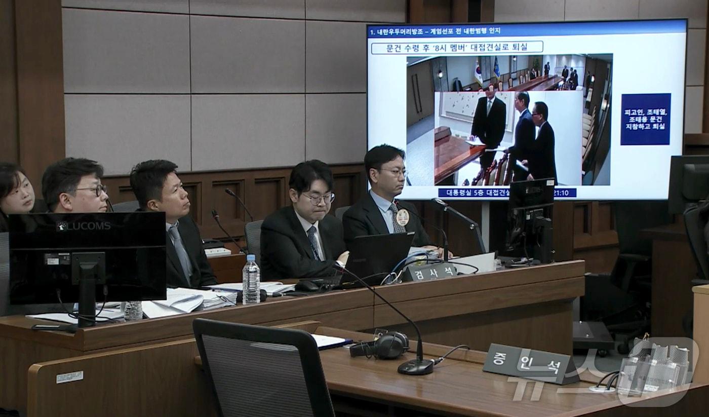 지난 10월 13일 서울 서초구 서울중앙지법에서 열린 한덕수 전 국무총리의 내란 우두머리 방조 혐의 등 2차 공판에서 12·3 비상계엄 당시 대통령실 CCTV 영상 공개 장면. &#40;서울중앙지법 제공. 재판매 및 DB금지&#41; 2025.10.13/뉴스1