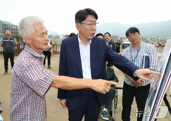 본문 이미지 - 우범기 전주시장&#40;사진 가운데&#41;이 13일 평화 1동 장승배기 지하보도와 동서학동 은석마을 일원을 차례로 방문, 주민들과의 대화에서 제기된 민원사항 등을 확인했다.&#40;전주시 제공, 재판매 및 DB 금지&#41;/뉴스1