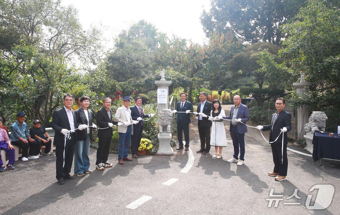 &#39;은행나무농원 꽃이랑 나무랑&#39;에서 2025년 &#39;아름다운 경관상&#39; 수상지 현판 제막식을 개최했다&#40;곡성군 제공&#41; 