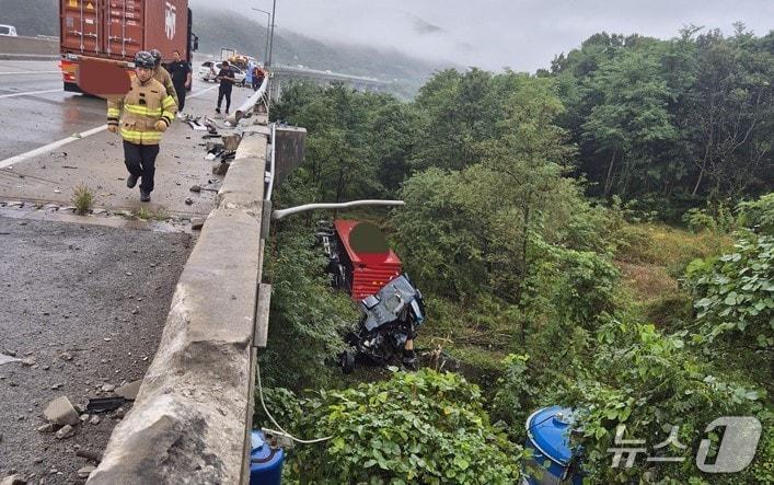 본문 이미지 - 13일 낮 12시49분쯤 경북 김천시 경부고속도로 추풍령대교 인근에서 트레일러와 레조 차량이 충돌해 트레일러 운전자 1명이 숨졌다.&#40;경북소방본부 제공. 재판매 및 DB금지&#41;