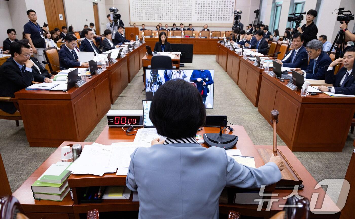추미애 국회 법제사법위원장이 13일 서울 여의도 국회에서 열린 제429회 국회&#40;정기회&#41; 법제사법위원회 제8차 전체회의에서 의사봉을 두드리고 있다. 2025.10.13/뉴스1 ⓒ News1 유승관 기자