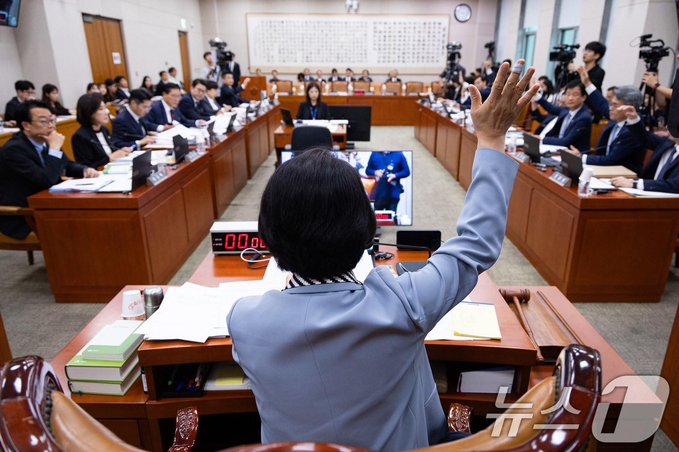 추미애 국회 법제사법위원장을 비롯한 더불어민주당 의원들이 13일 서울 여의도 국회에서 열린 제429회 국회&#40;정기회&#41; 법제사법위원회 제8차 전체회의에서 거수 표결을 하고 있다. 나경원 국민의힘 의원 등이 제출한 &#39;민중기 특검팀 강압수사에 의한 양평군 공무원 사건 진상규명을 위한 민중기 특검팀에 대한 현장검증 실시계획서 채택의 건&#39;은 이날 법사위 전체회의에서 거수 표결한 결과 재석 17명 중 반대 10명으로 부결됐다. 2025.10.13/뉴스1 ⓒ News1 유승관 기자