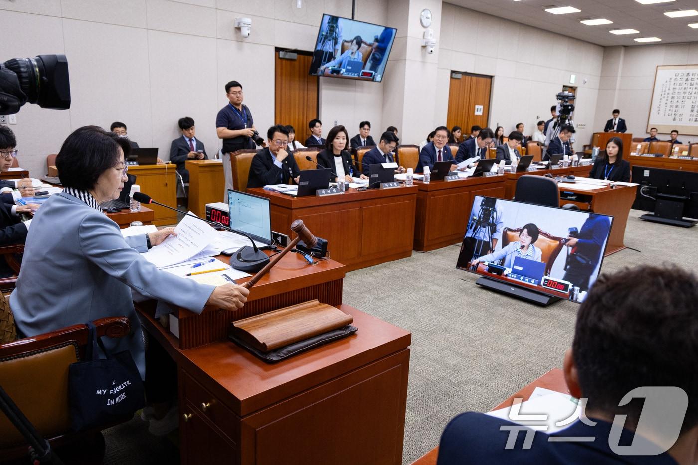 추미애 국회 법제사법위원장이 지난 13일 서울 여의도 국회에서 열린 제429회 국회&#40;정기회&#41; 법제사법위원회 제8차 전체회의에서 의사봉을 두드리고 있다. 2025.10.13/뉴스1 ⓒ News1 유승관 기자