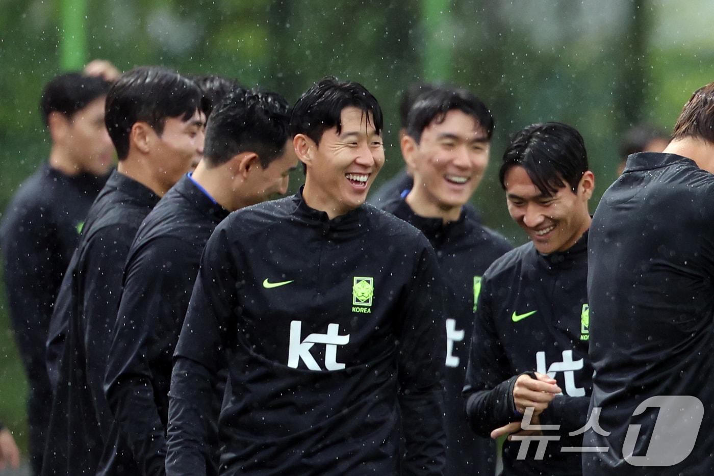 손흥민 등 대한민국 남자 축구 국가대표팀 선수들이 13일 오후 경기도 고양시 일산서구 고양종합운동장 보조구장에서 훈련 중 미소를 보이고 있다. 축구대표팀은 오는 14일 오후 8시 서울월드컵경기장에서 파라과이와 평가전을 치른다. 2025.10.13/뉴스1 ⓒ News1 황기선 기자