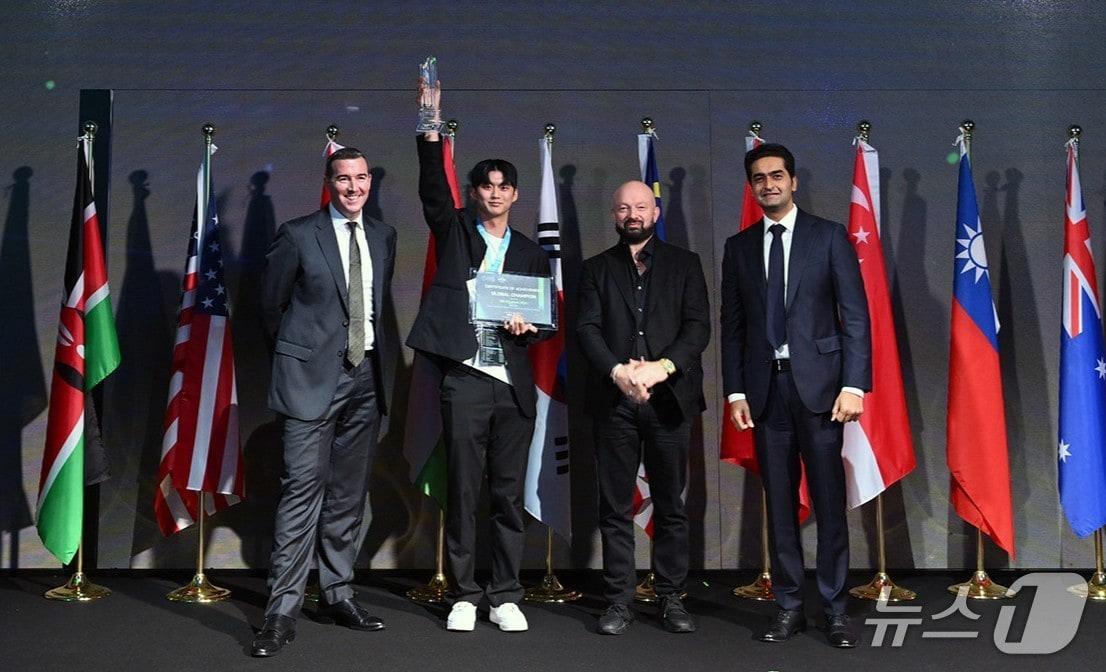 본문 이미지 - UNIST 김민겸 학생&#40;왼쪽 두 번째&#41;이 제5회 국제 퀀트 챔피언십&#40;IQC&#41;에서 우승을 차지하고, 시상식에서 기념 촬영을 하고 있다. &#40;UNIST 제공. 재판매 및 DB금지&#41;&#41;