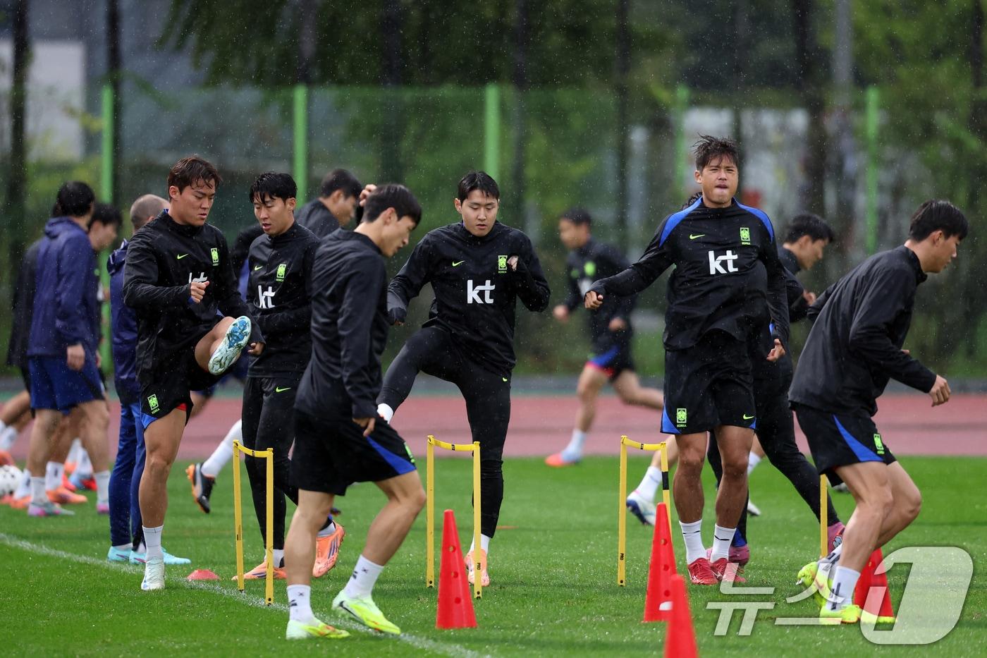 이강인 등 대한민국 남자 축구 국가대표팀 선수들이 13일 오후 경기도 고양시 일산서구 고양종합운동장 보조구장에서 훈련을 하고 있다. 축구대표팀은 오는 14일 오후 8시 서울월드컵경기장에서 파라과이와 평가전을 치른다. 2025.10.13/뉴스1 ⓒ News1 황기선 기자