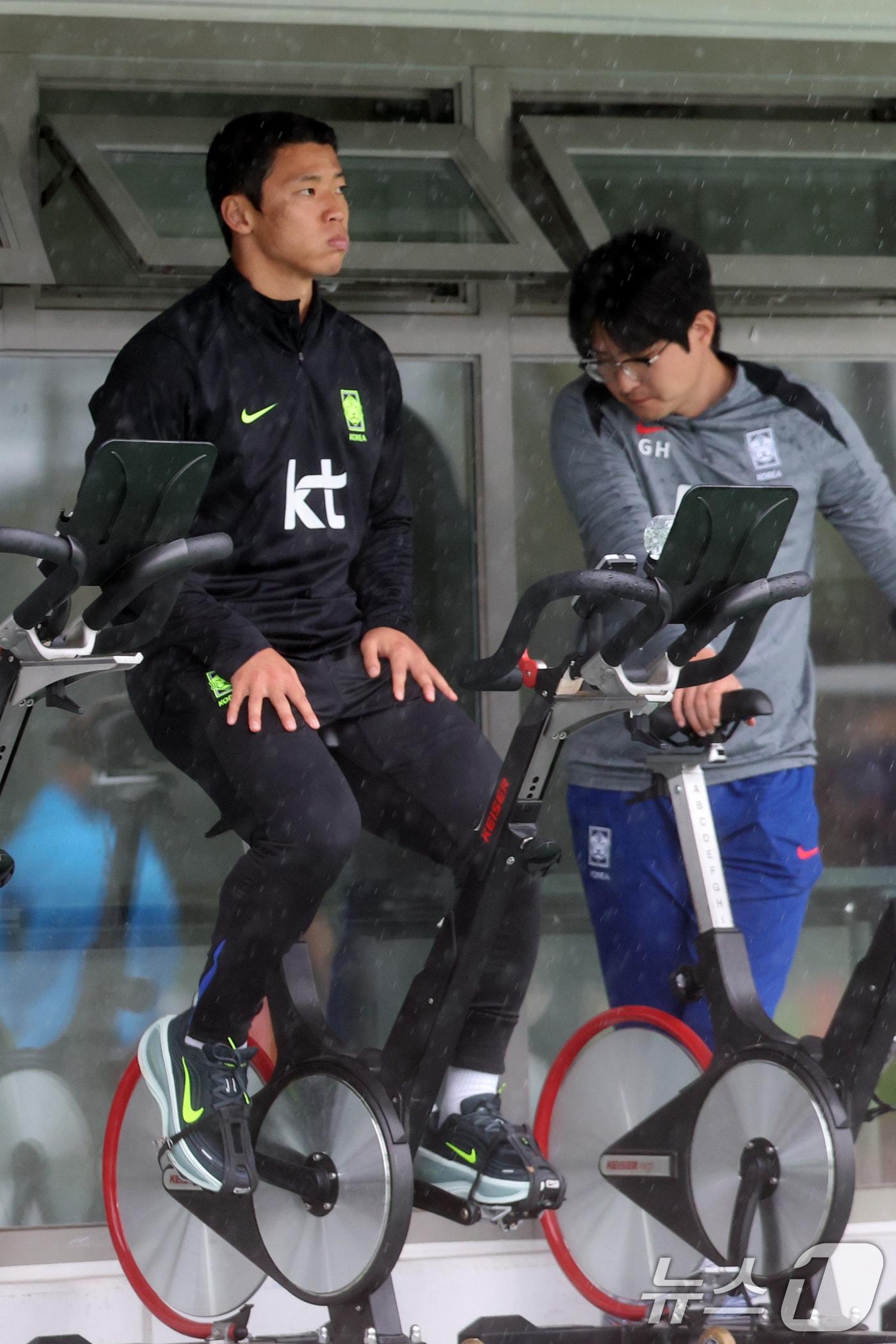 본문 이미지 - 대한민국 남자 축구 국가대표팀 황희찬이 13일 오후 경기도 고양시 일산서구 고양종합운동장 보조구장에서 사이클을 타며 훈련을 지켜보고 있다. 축구대표팀은 오는 14일 오후 8시 서울월드컵경기장에서 파라과이와 평가전을 치른다. 2025.10.13/뉴스1 ⓒ News1 황기선 기자