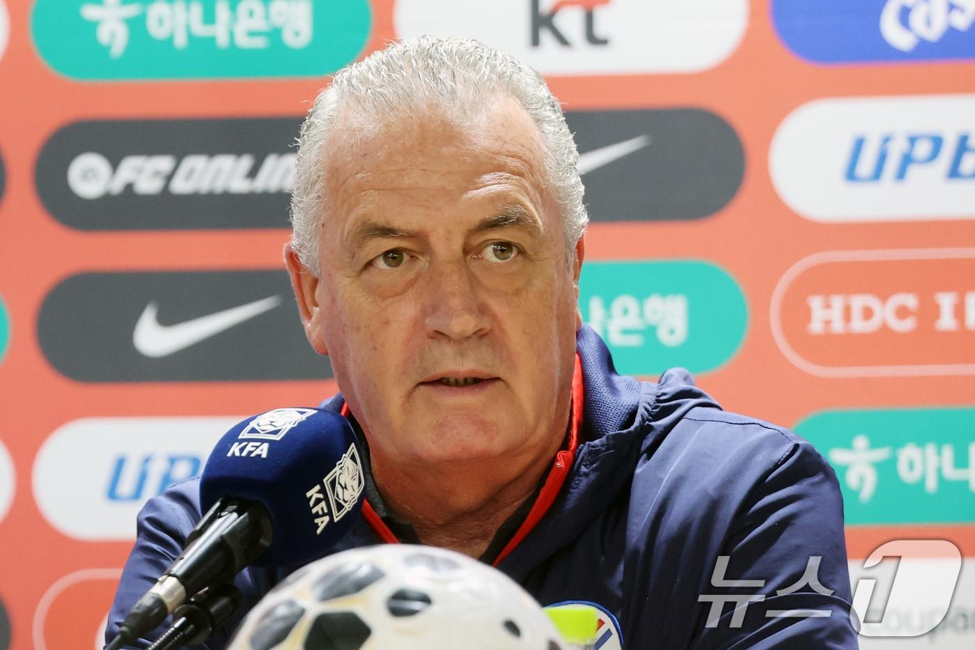 구스타보 알파로 파라과이 남자 축구 국가대표팀 감독이 13일 오후 경기도 고양시 일산서구 고양종합운동장 기자회견실에서 인터뷰를 하고 있다. 대한민국 축구대표팀은 오는 14일 오후 8시 서울월드컵경기장에서 파라과이와 평가전을 치른다. 2025.10.13/뉴스1 ⓒ News1 황기선 기자