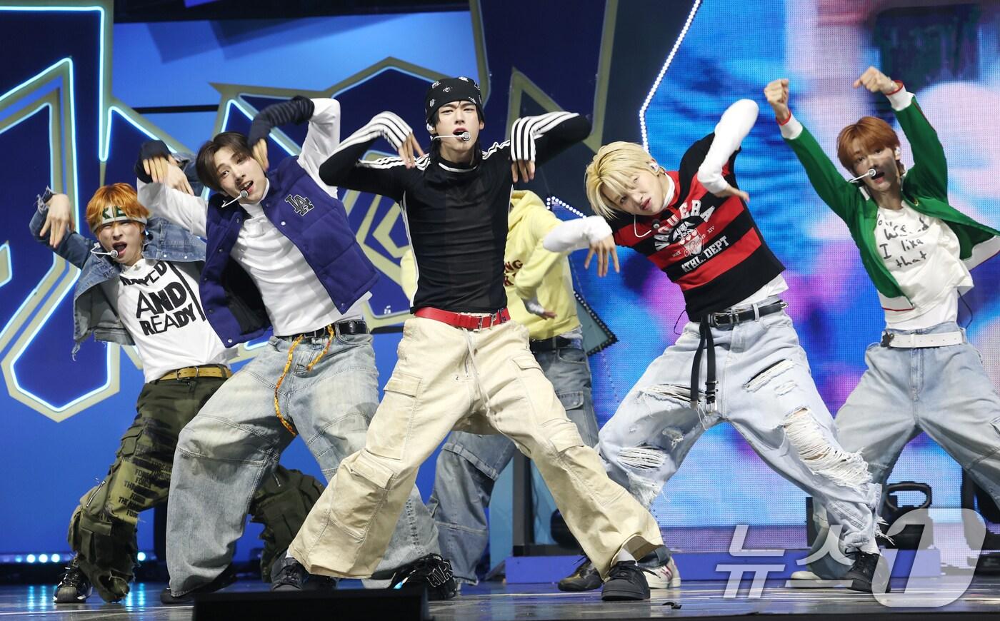 그룹 투어스&#40;TWS&#41;가 13일 서울 광진구 예스24 라이브홀에서 가진 미니 4집 &#39;플레이 하드&#40;play hard&#41;&#39; 발매 쇼케이스에서 타이틀 곡 ‘OVERDRIVE’를 선보이고 있다. 2025.10.13/뉴스1 ⓒ News1 권현진 기자
