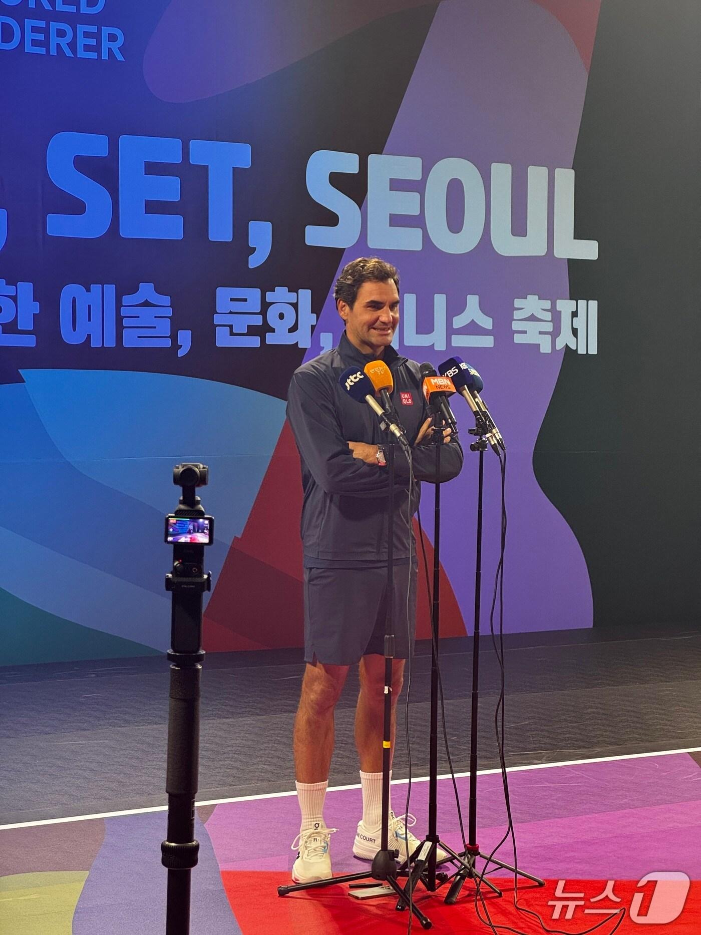 본문 이미지 - 18년 만에 방한한 로저 페더러가 취재진과 인터뷰하고 있다.2025.10.13/뉴스1 ⓒ News1 서장원 기자