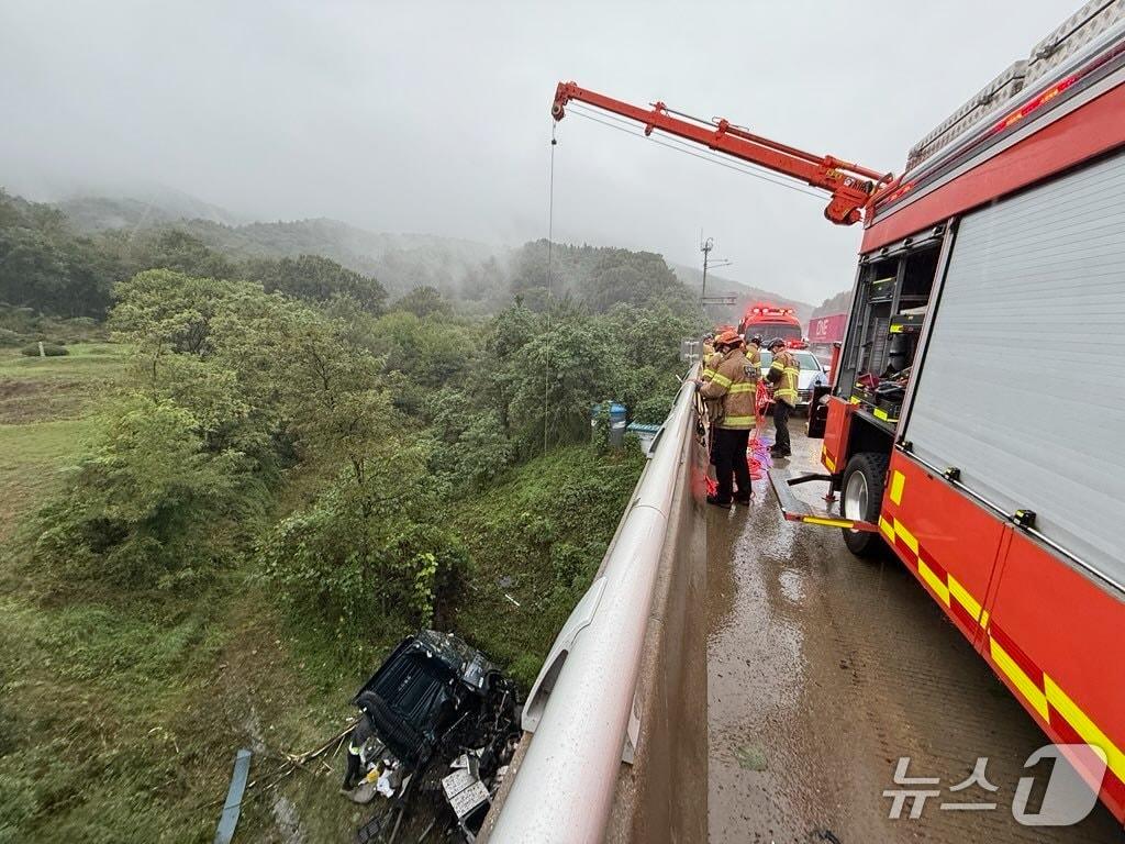 본문 이미지 - 13일 오후 1시 5분쯤 충북 영동군 경부고속도로 부산방향 추풍령휴게소 인근 교량에서 25톤 트레일러가 추락해 운전자가 숨졌다.&#40;영동소방서 제공. 재판매 및 DB금지&#41;/뉴스1