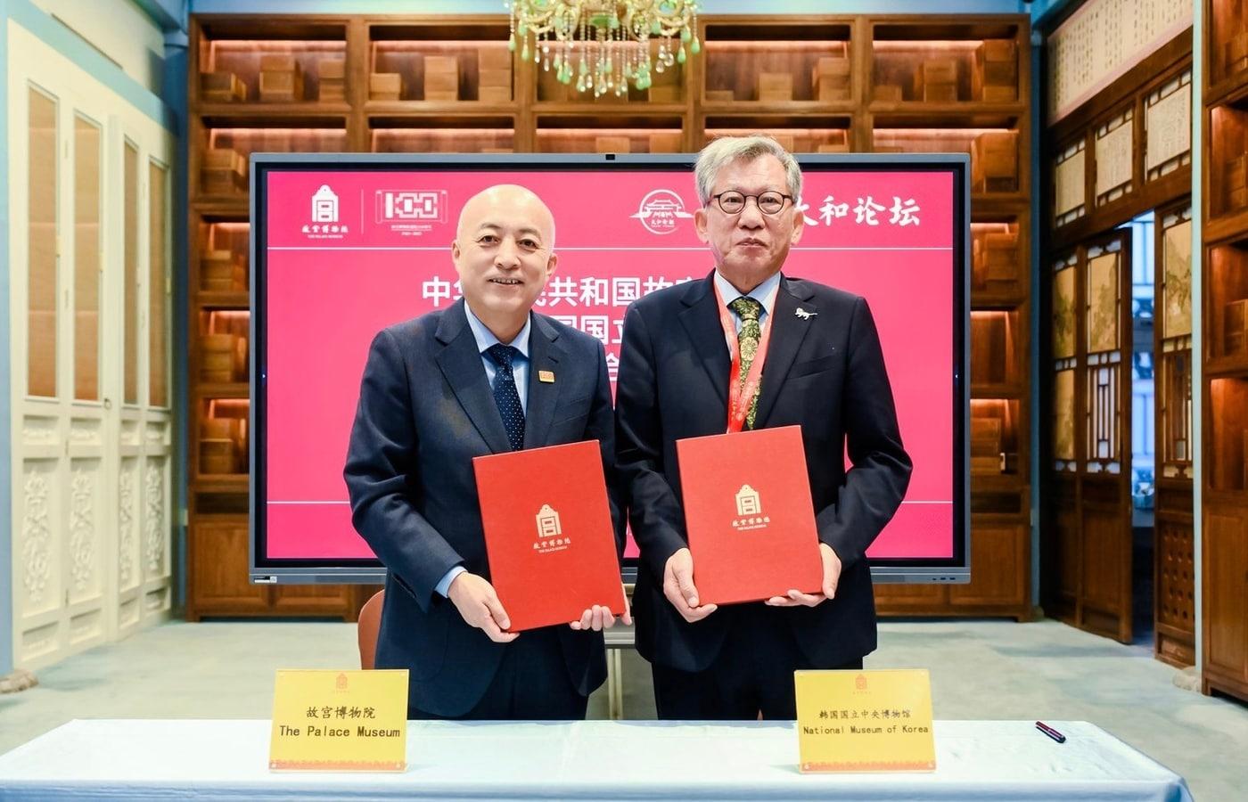 중국 고궁박물원 왕쉬둥 원장&#40;왼쪽&#41;과 국립중앙박물관 유홍준 관장&#40;오른쪽&#41; 문화교류협력 의향서 체결&#40;국립중앙박물관 제공&#41;