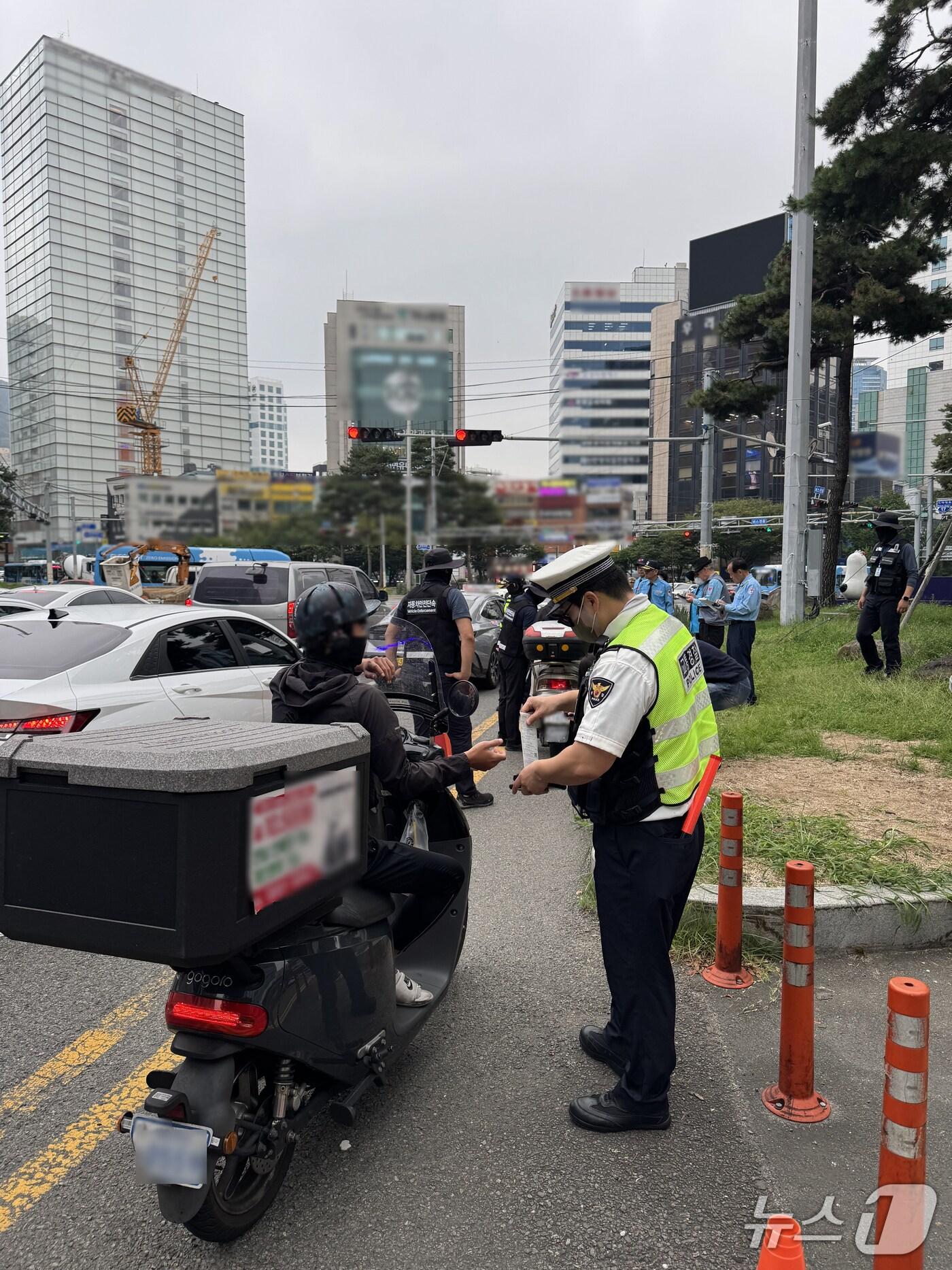 본문 이미지 - 13일 오후 부산 서면교차로에서 이륜차 광역단속이 실시되고 있다.&#40;부산경찰청 제공. 재판매 및 DB 금지&#41;