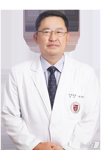 본문 이미지 - 고려대학교 안암병원은 박정율 신경외과 교수&#40;사진&#41;가 지난 11일&#40;현지시간&#41; 열린 세계의사회&#40;World Medical Association, WMA&#41; 포르투갈 총회에서 차기 회장으로 선출됐다고 13일 밝혔다. 임기는 내년 10월부터 1년이다.&#40;고려대학교 안암병원 제공&#41;