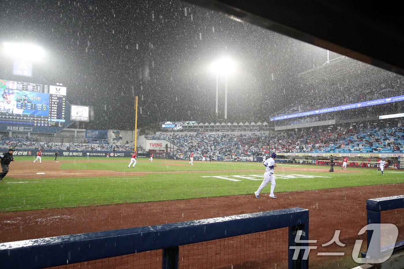 13일 오후 대구 삼성라이온즈파크에서 열린 프로야구 2025 신한 SOL뱅크 KBO 준플레이오프 3차전 삼성 라이온즈와 SSG 랜더스의 경기, 1회말 삼성 공격 시작 때 비가 내려 경기가 중단되고 있다. 2025.10.13/뉴스1 ⓒ News1 공정식 기자