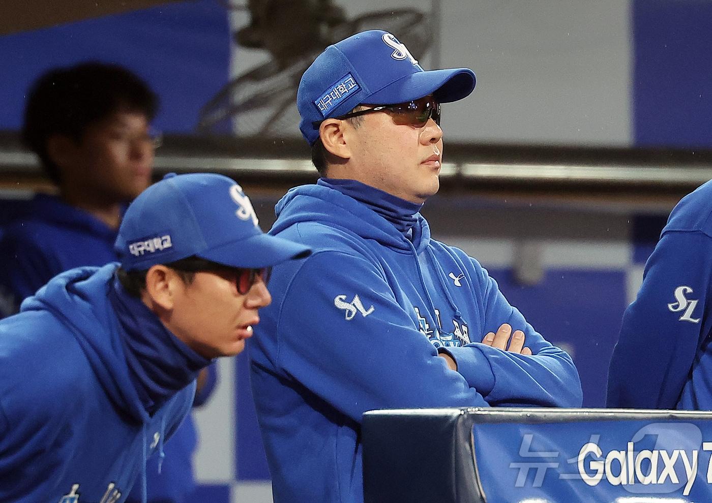 13일 오후 대구 삼성라이온즈파크에서 열린 프로야구 2025 신한 SOL뱅크 KBO 준플레이오프 3차전 SSG 랜더스와 삼성 라이온즈의 경기, 박진만 삼성 감독이 경기를 지켜보고 있다. 2025.10.13/뉴스1 ⓒ News1 김진환 기자
