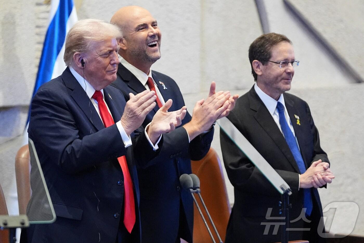 이스라엘 의회에 자리한 트럼프 미국 대통령&#40;맨 왼쪽&#41;. 2025.10.13. ⓒ 로이터=뉴스1 ⓒ News1 이지예 객원기자