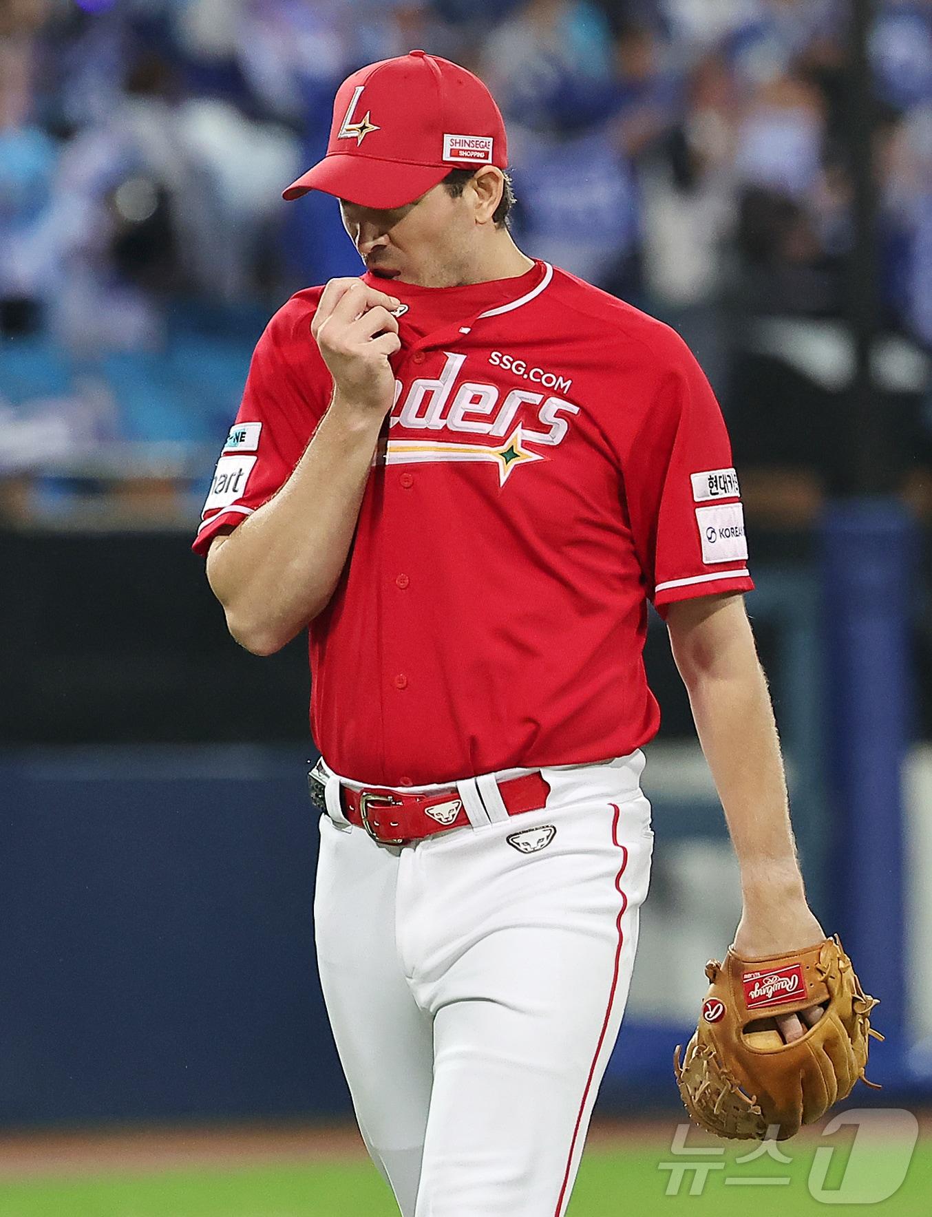 본문 이미지 - 13일 오후 대구 삼성라이온즈파크에서 열린 프로야구 2025 신한 SOL뱅크 KBO 준플레이오프 3차전 SSG 랜더스와 삼성 라이온즈의 경기, SSG 선발 앤더슨이 1회말 이닝을 실점 없이 마친 뒤 더그아웃으로 향하고 있다. 2025.10.13/뉴스1 ⓒ News1 김진환 기자